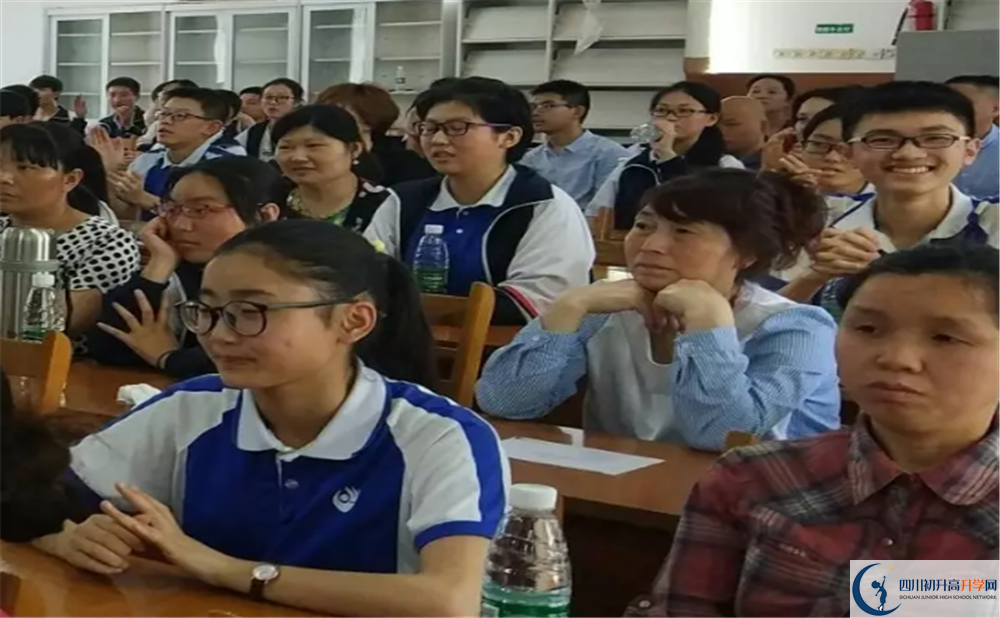 郫縣三中是私立收費嗎？