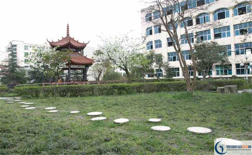 都江堰外國語實驗學(xué)校是私立收費嗎？