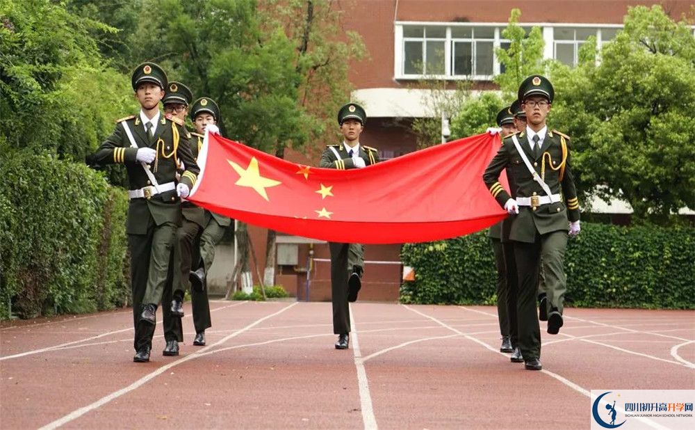 成都七中八一學(xué)校在校學(xué)生總?cè)藬?shù)是多少？