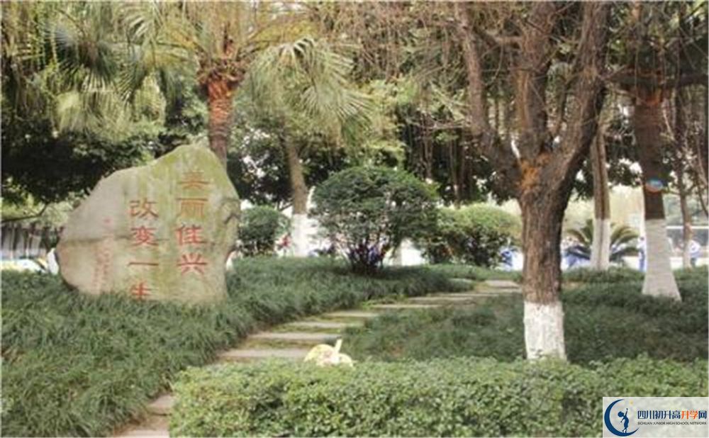 成都石室佳興外國(guó)語(yǔ)學(xué)校在校學(xué)生總?cè)藬?shù)是多少？