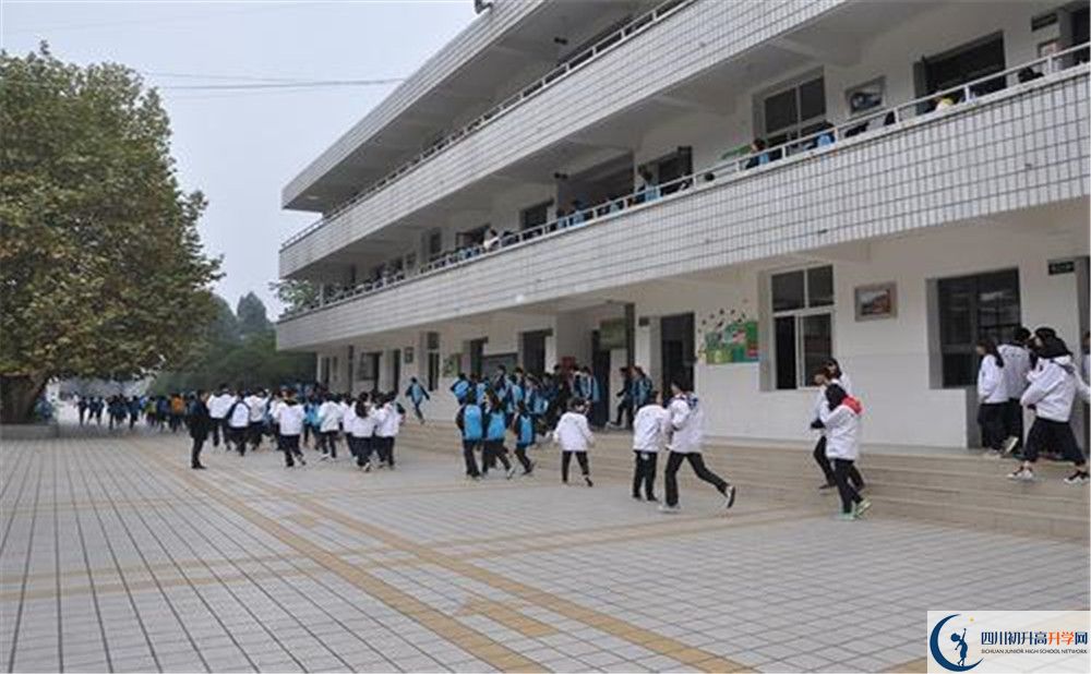 成都市太平中學在校學生總?cè)藬?shù)是多少？