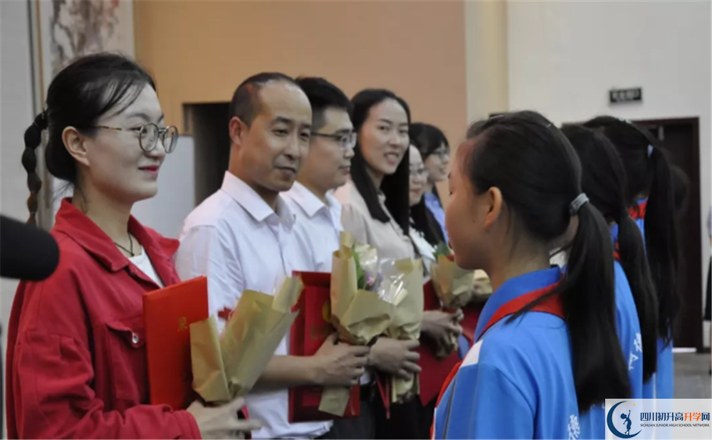 川化中學(xué)在校學(xué)生總?cè)藬?shù)是多少？