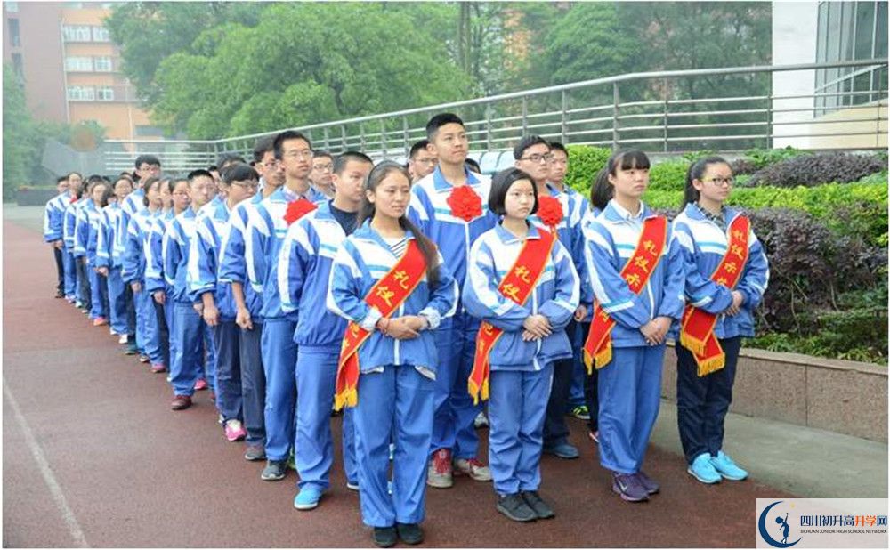 溫江中學(xué)在校學(xué)生總?cè)藬?shù)是多少？