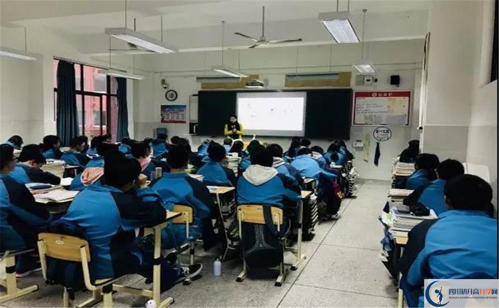 新都一中在校學生總人數(shù)是多少？