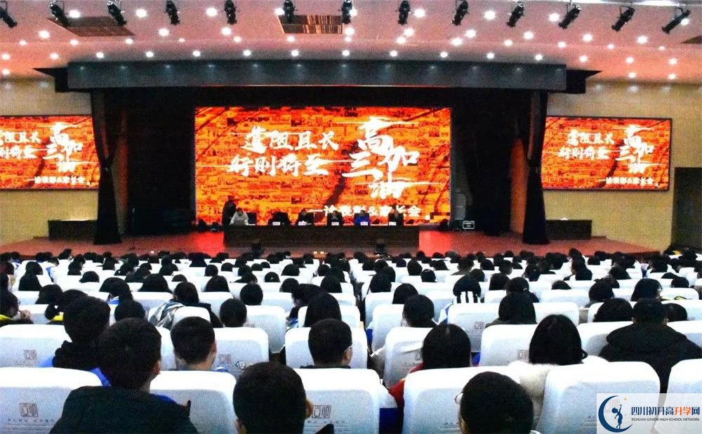 蒲江中學(xué)在校學(xué)生總?cè)藬?shù)是多少？