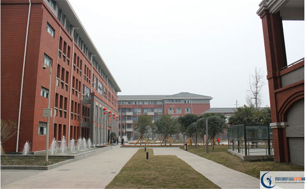 成都市龍泉驛區(qū)四川師大附屬第一實(shí)驗(yàn)中學(xué)地址怎么走？